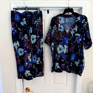 Beautiful floral print pattern Liz Claiborne 2 piece pajamas.